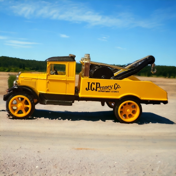 Vtg 91 Ertl Collectibles 1931 HAWKEYE WRECKER JC Penny Co 1:33 Die Cast Bank/Key - Picture 1 of 11